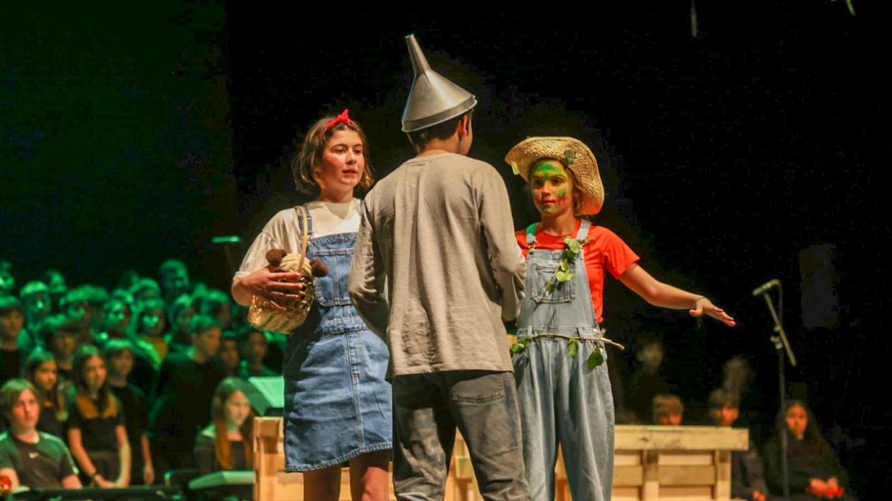 Tres centres educatius converteixen el Teatre-Auditori en la terra d'Oz