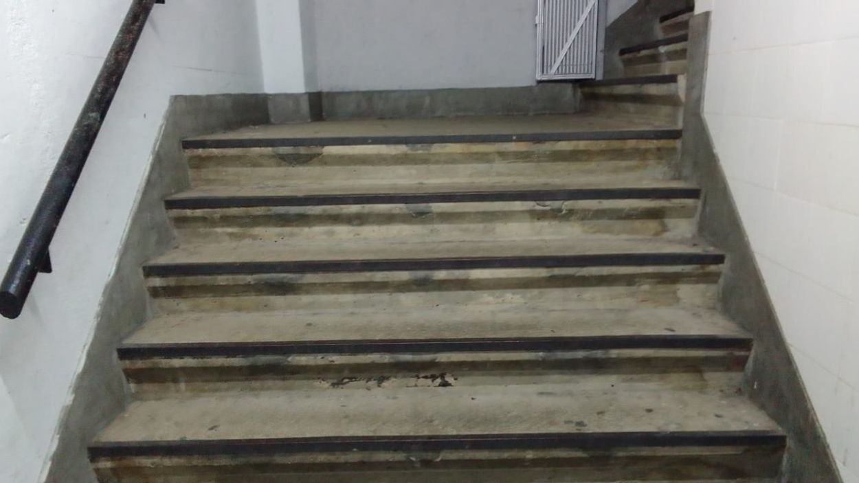 Els usuaris també es queixen de l'estat de les escales que van cap als vestidors