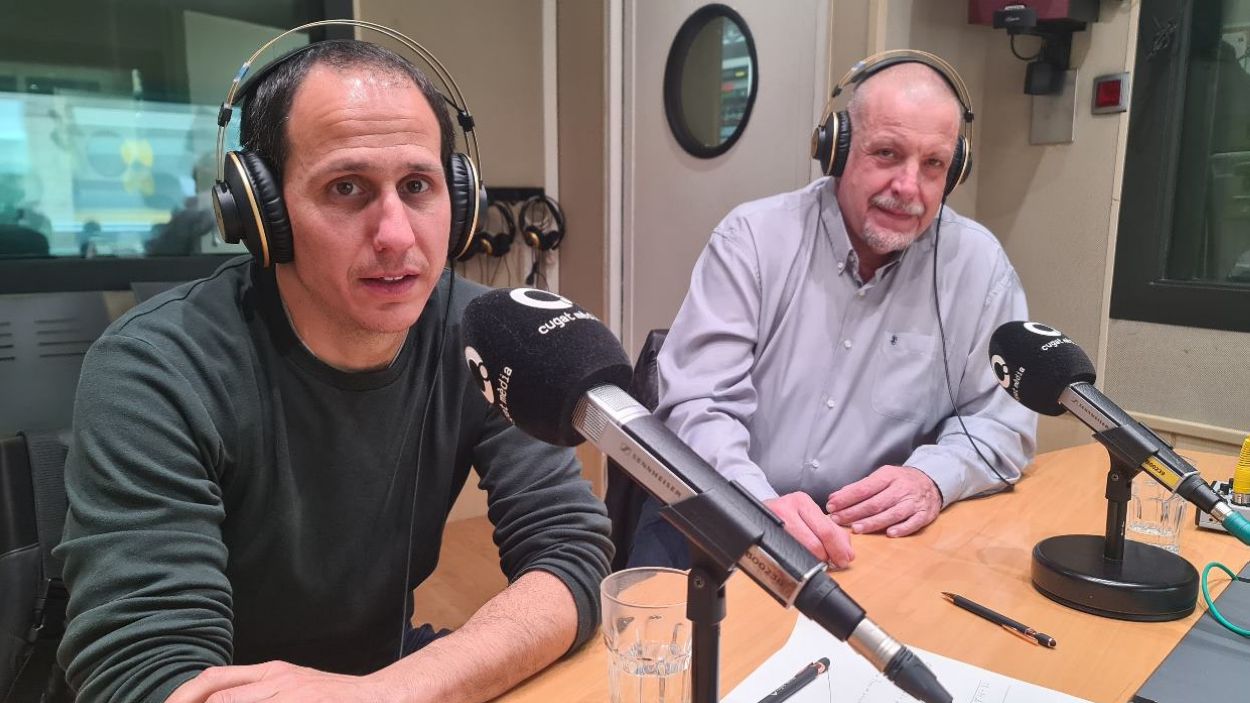 El cap de colla, Marcel Serra, (esquerra) i el president dels Gausacs, Enric Aguadé, a l'estudi 1 de Ràdio Sant Cugat / Foto: Cugat Mèdia