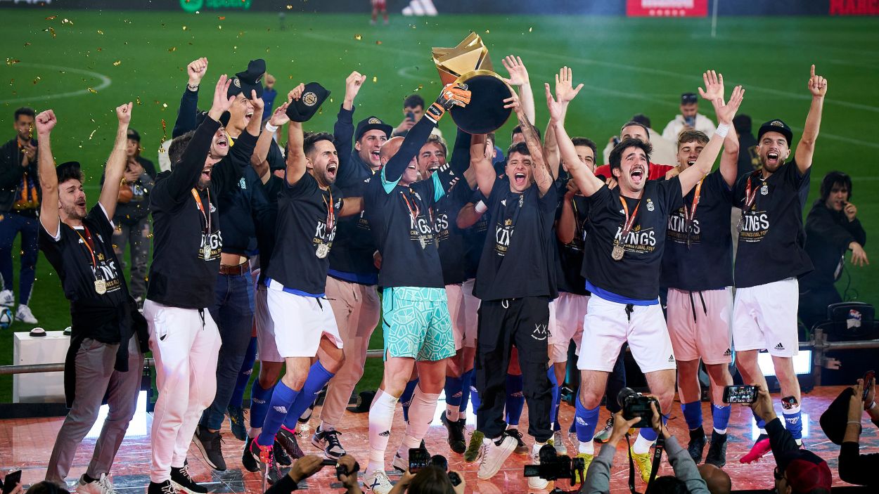 Els jugadors del Barrio FC aixecant el trofeu de campions