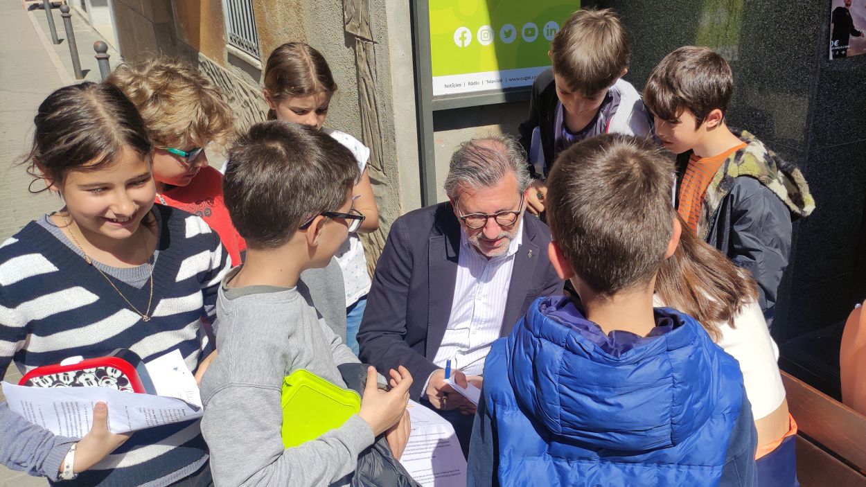 Josep Maria Vallès (Junts) amb els alumnes de l'escola Turó de Can Mates a l'exterior de Cugat Mèdia / Foto: Cedida