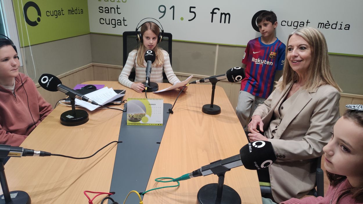 L'alcaldessa de Sant Cugat, Mireia Ingla, durant l'entrevista amb els alumnes de 5è del Turó de Can Mates / Foto: Cugat Mèdia