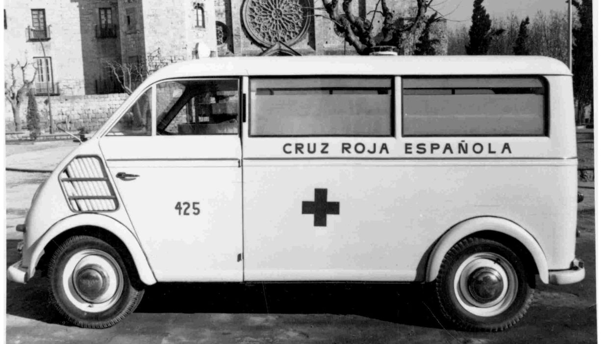 Imatge d'arxiu d'una ambulància de Creu Roja a la plaça d'Octavià / Foto: Creu Roja