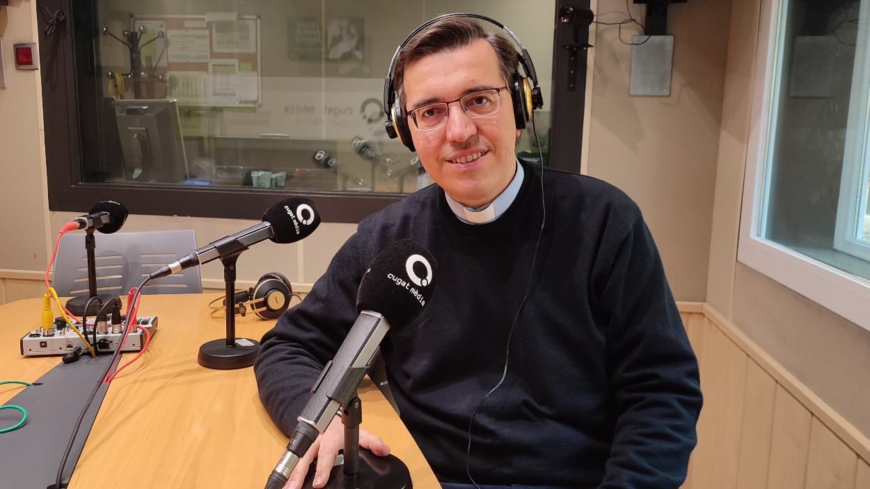 El rector de la parròquia de Sant Pere d'Octavià, mossèn Emili Marlés, a l'estudi 1 de Ràdio Sant Cugat / Foto: Cugat Mèdia