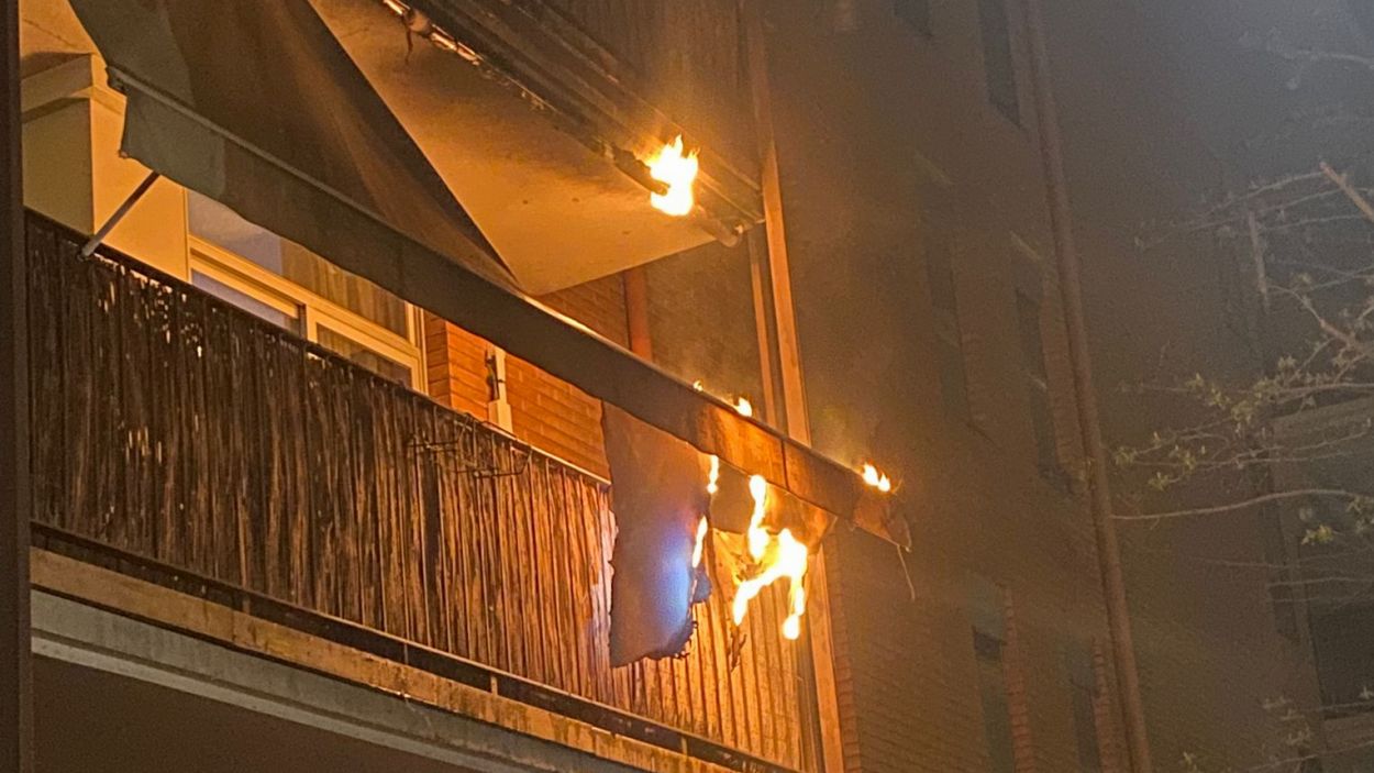 Crema el tendal d'un balcó del carrer Joan Amades a Can Magí