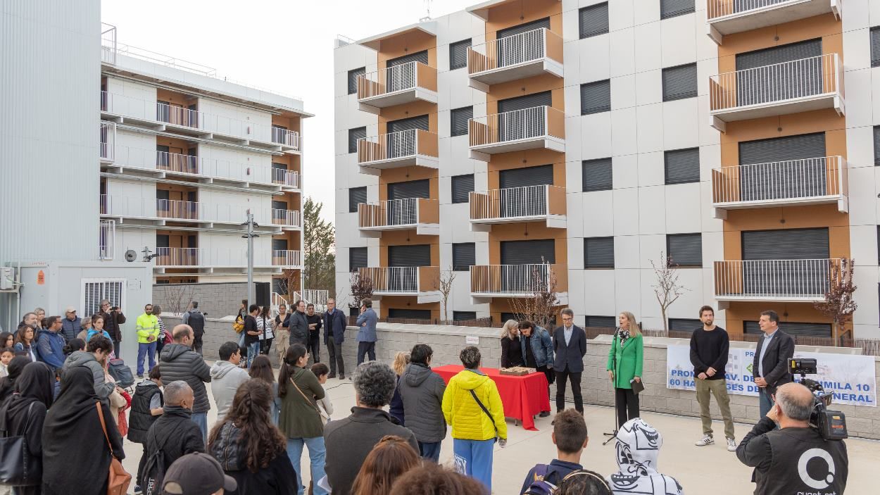 Moment de l'entrega de les claus dels nous pisos públics / Foto: Ajuntament de Sant Cugat