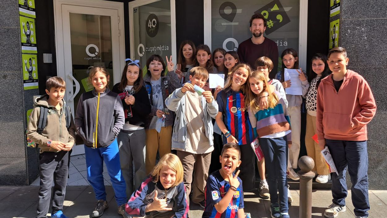 Marco Simarro amb els alumnes de 5 de primria del Tur de Can Mates/ Foto: Tur de Can Mates