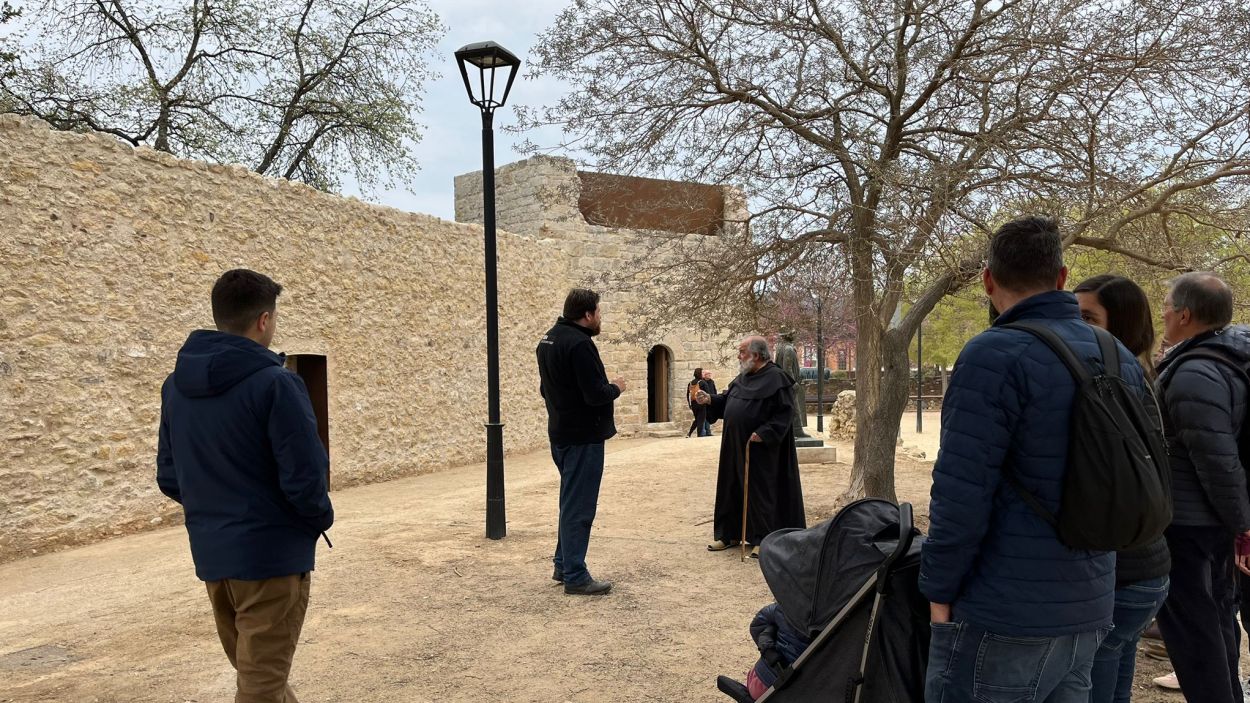 El guia Xavier Fleck, amb un monjo del claustre, explicant la historia d'aquesta construcció / Foto: Cugat Mèdia
