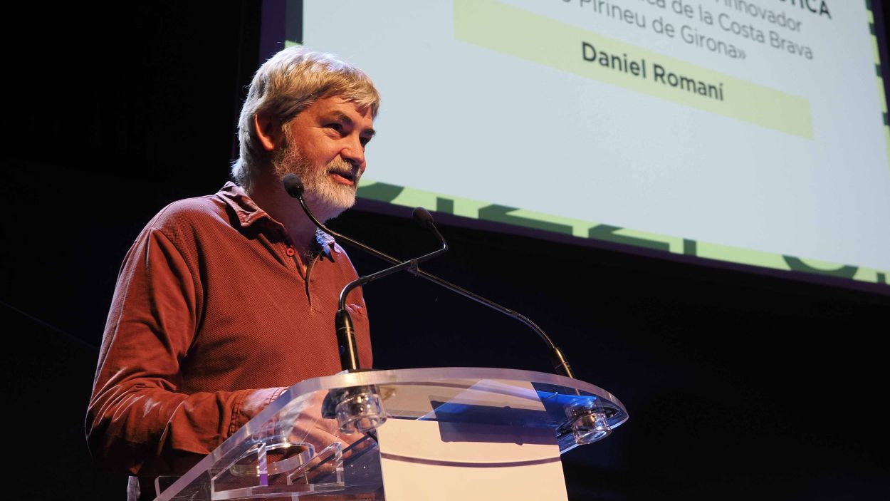 Daniel Roman recollint el premi de comunicaci turstica 2022 de les comarques de Girona / Foto: Cedida per Daniel Roman