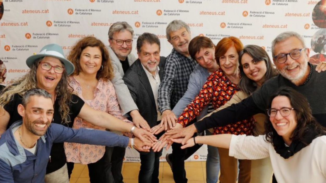La nova junta de la Federació d'Ateneus de Catalunya, amb el santcugatenc Àlvar Roda / Foto: @ateneuscat