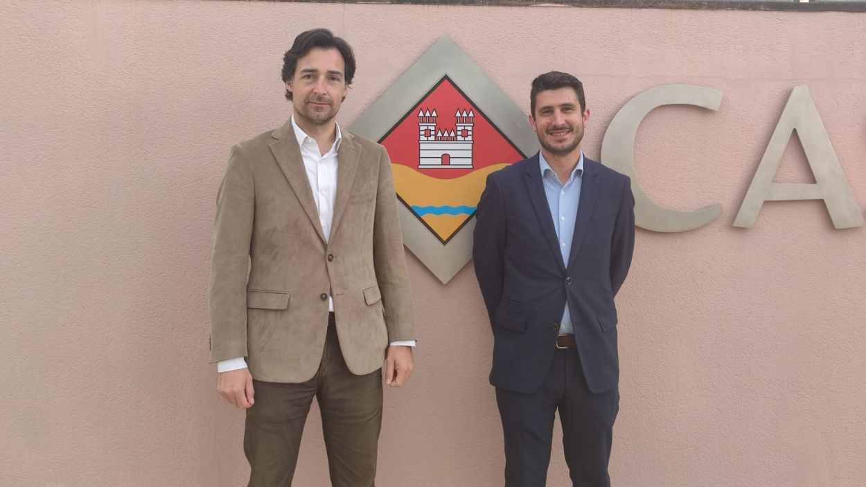 Álvaro Benejam i Carlos Aranguren davant de la seu de l'EMD / Foto: PP Sant Cugat