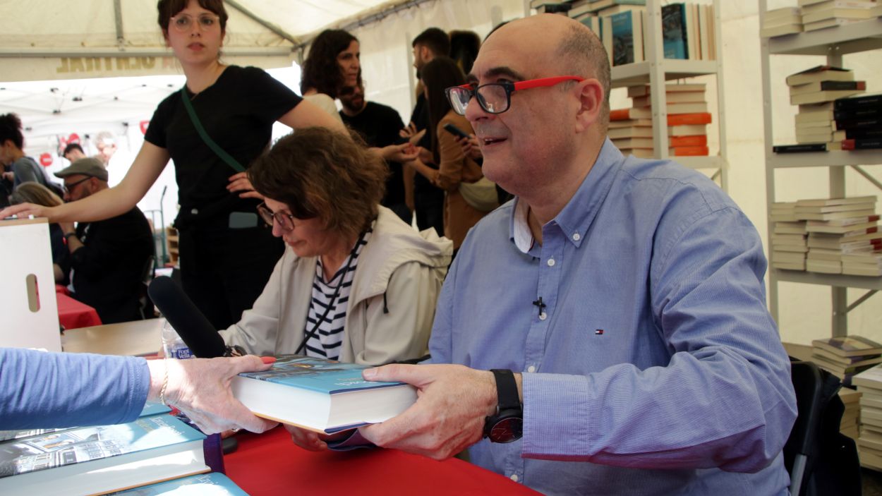 L'escriptor santcugatenc, Xavier Bosch, en un moment de Sant Jordi / Foto: ACN