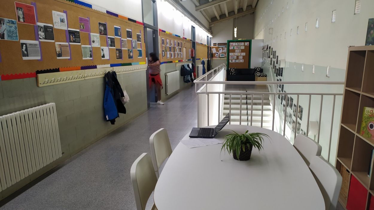 Als passadissos de l'escola Collserola hi ha taules, cadires, contes i murals / Foto: Cugat Mèdia