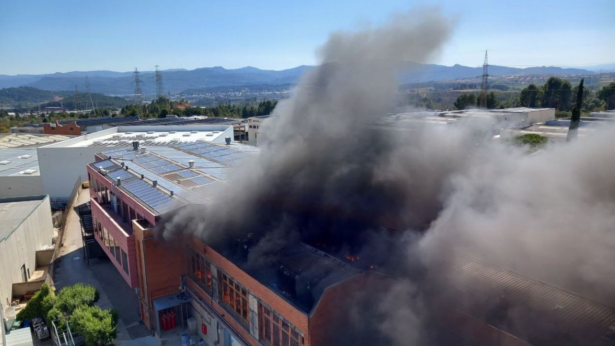 El fum de l'incendi s visible des de Sant Cugat / Foto: Bombers