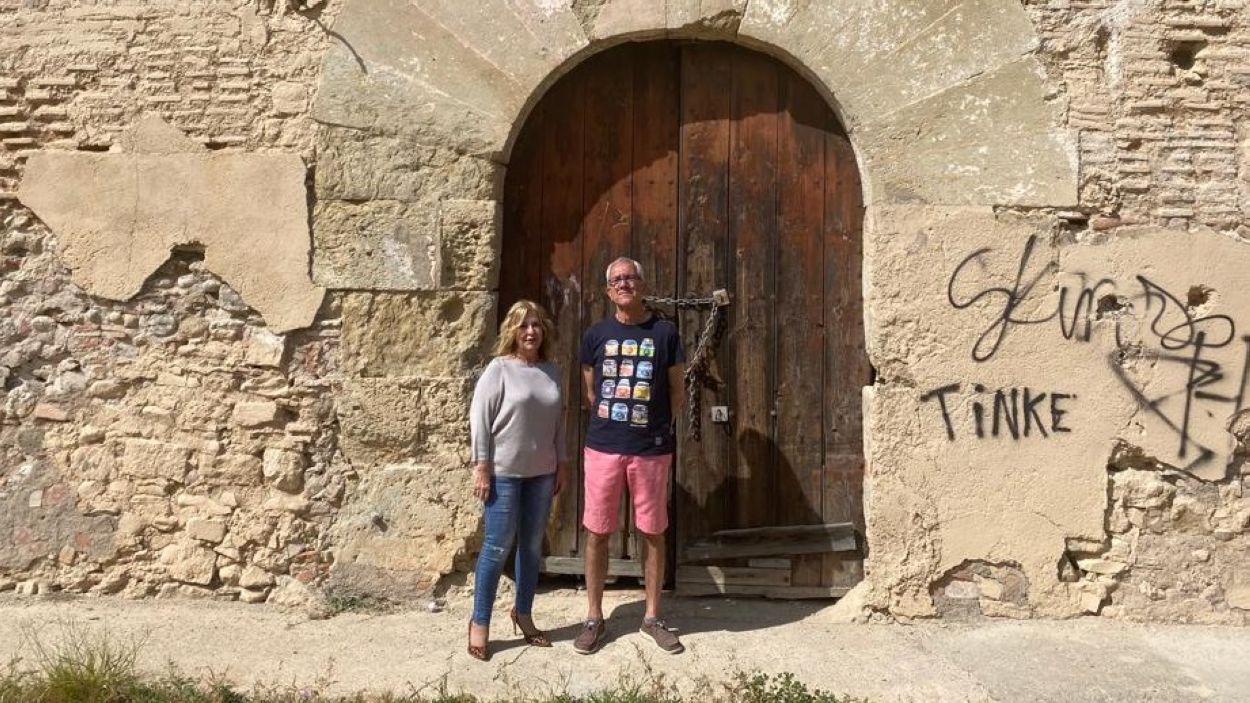 Slvia Valls i Joan Gorriz davant de la masia de Can Canyameres / Foto: Cedida