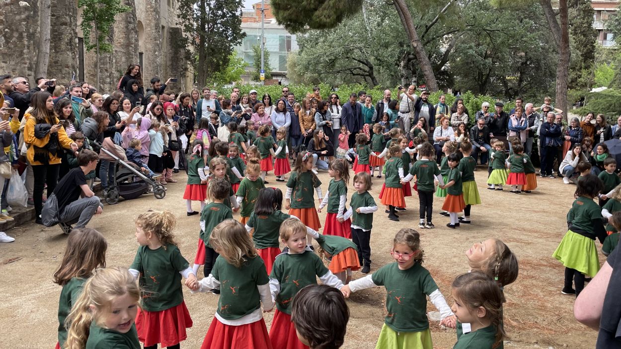 Els alumnes de l'Esbart Sant Cugat ballen a la plaça de l'Om per Sant Ponç / Foto: Cugat Mèdia