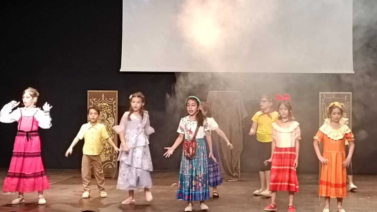 El grup infantil de Teatre Musical representant 'Encanto' al Teatre de Mira-Sol / Foto: Cugat Mèdia