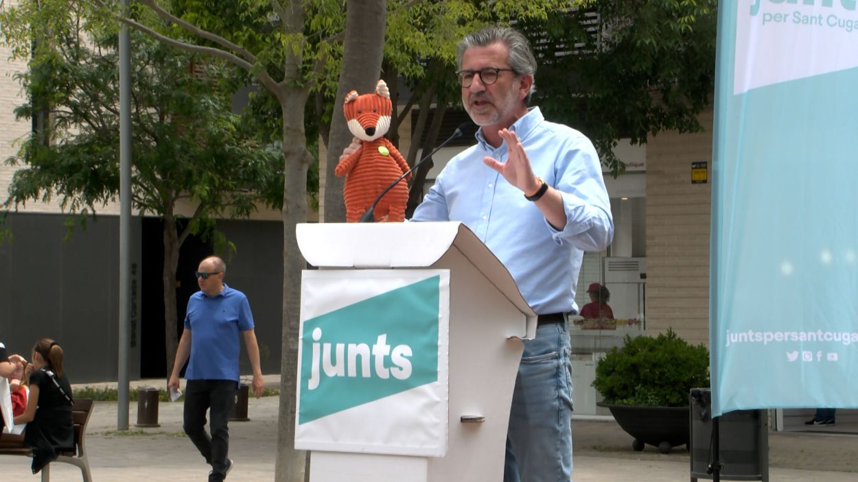 L'alcaldable Josep Maria Vallès amb 'Volpi', la mascota del barri santcugatenc, en l'acte central de campanya / Foto: Cugat Mèdia