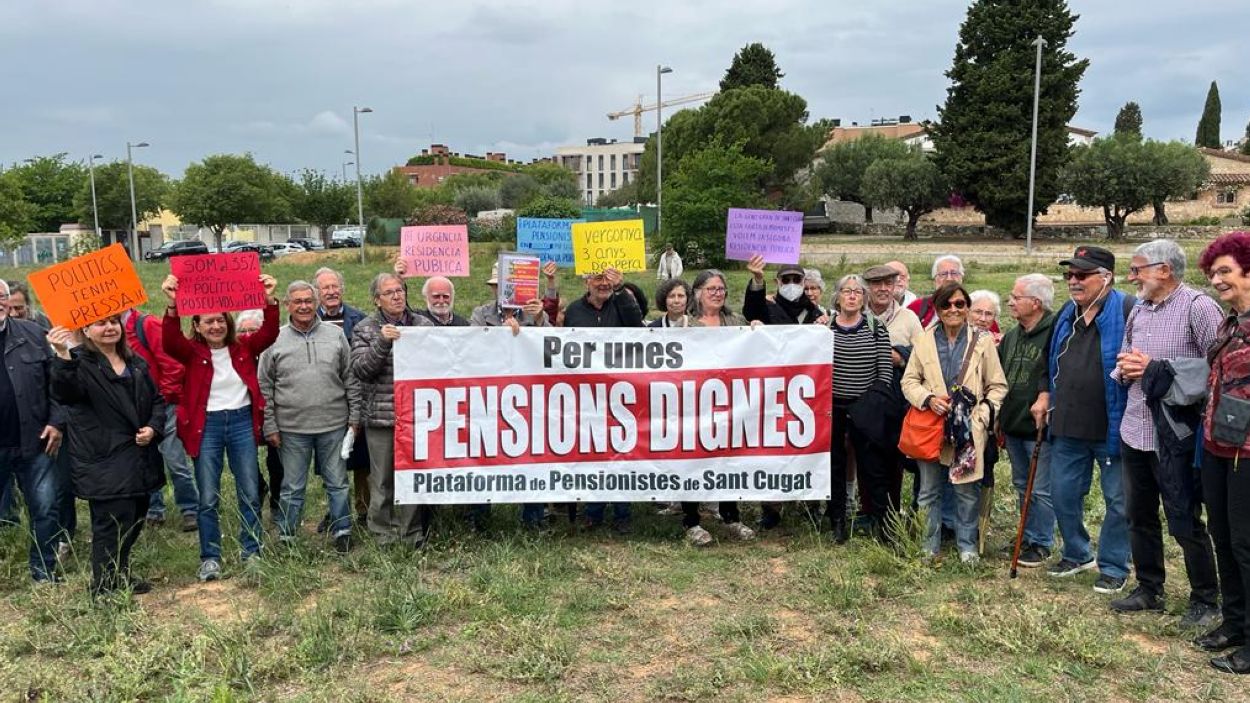 Els manifestants de la Plataforma de Pensionistes de Sant Cugat al terreny destinat a la construcció de la segona residència pública / Foto: Cugat Mèdia