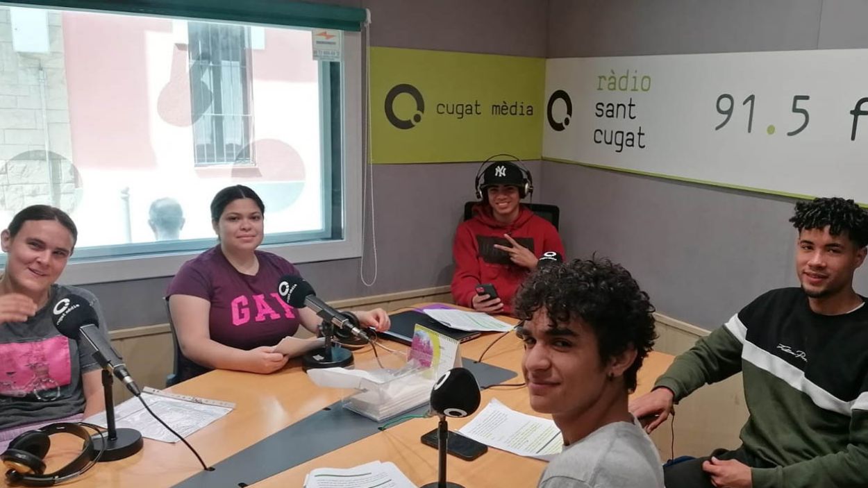 Alumnes del Centre de Formació d'Adults a l'estudi 1 de Ràdio Sant Cugat /Foto: CFA Sant Cugat
