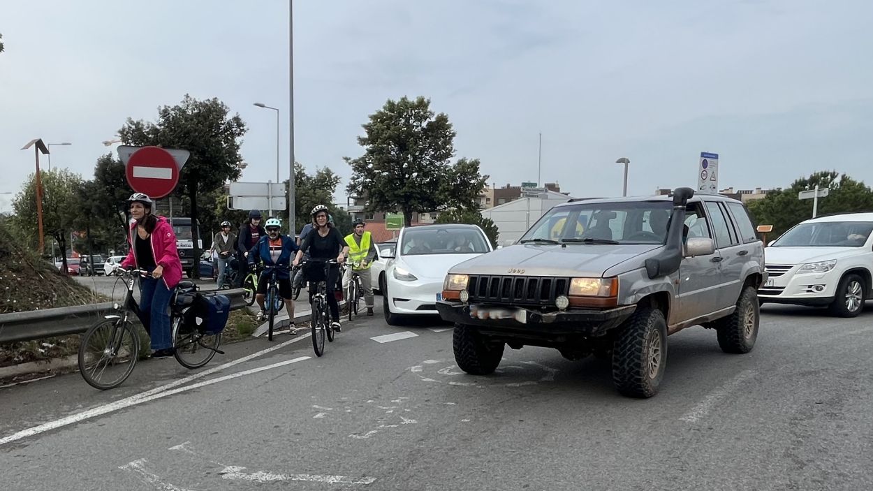 Uns 35 ciclistes han anat de Volpelleres al polígon de Can Sant Joan amb bicicleta per demostrar la perillositat de les dues rotondes / Foto: cedida