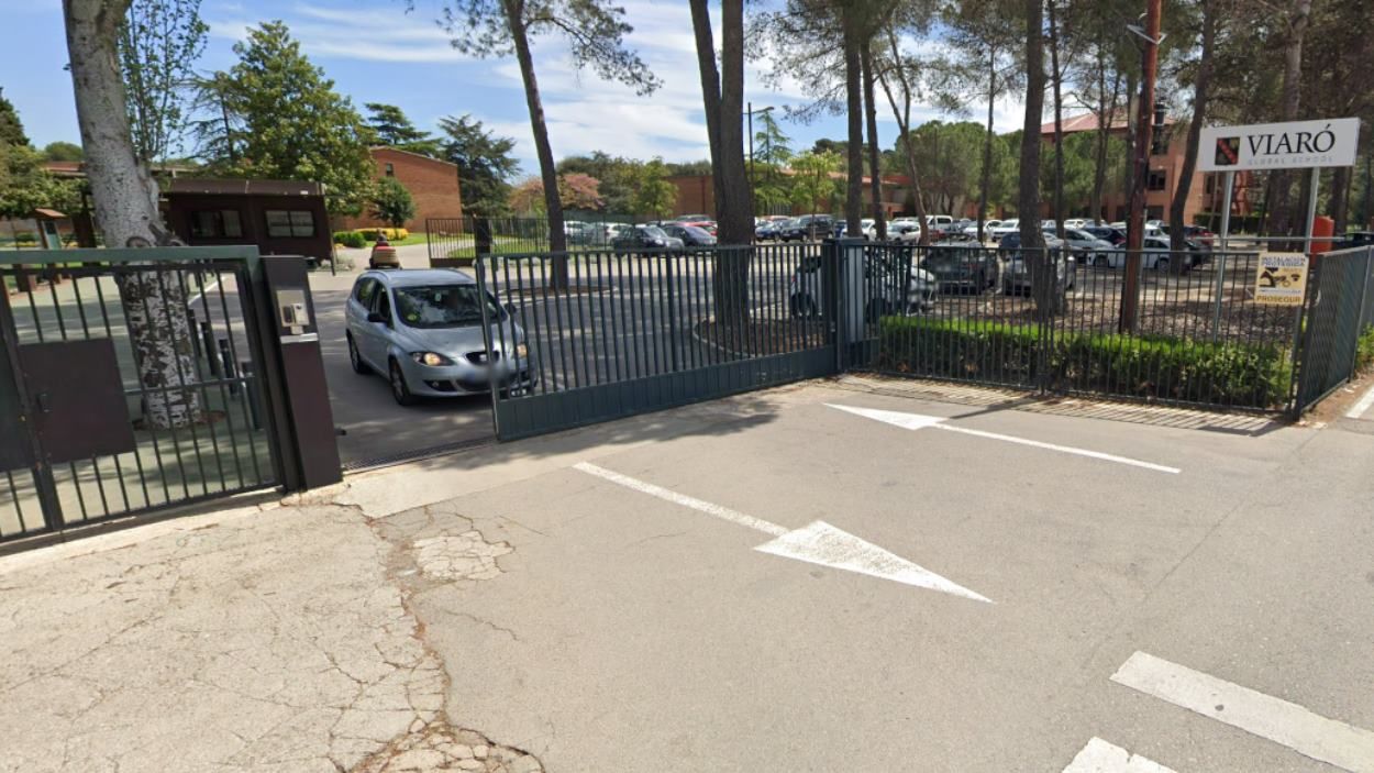 Exterior de l'escola Viaró, que segrega per sexes i només és per a nens / Foto: Google Maps