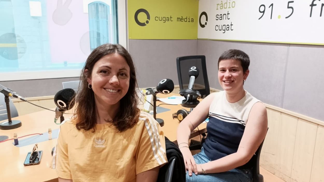 Júlia Somoza (esquerra) i Maria Gordillo, d'Hora Bruixa, a l'estudi de Ràdio Sant Cugat / Foto: Cugat Mèdia