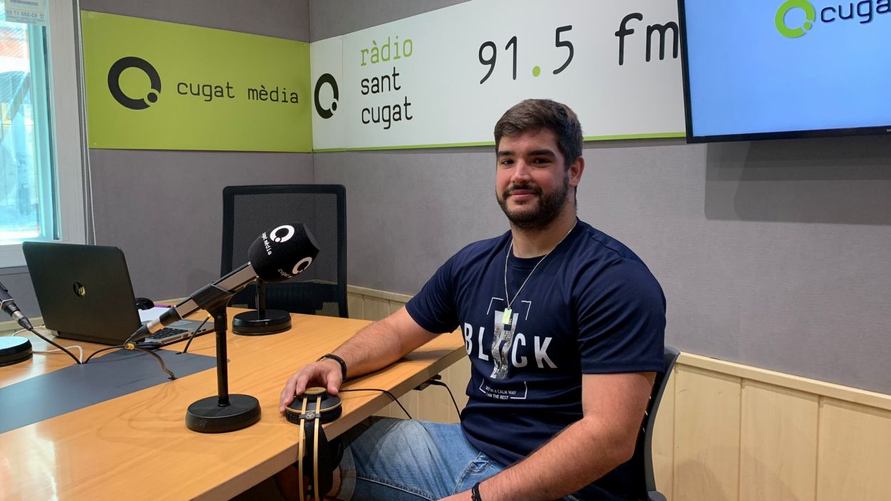 Àlex Ortega, a l'estudi de Ràdio Sant Cugat / Foto: Cugat Mèdia