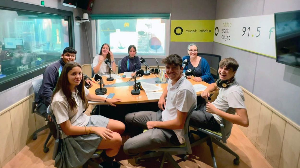 Alumnes de 4t d'ESO del Pureza a l'estudi 1 de Ràdio Sant Cugat/ Foto: Col·legi Pureza de María