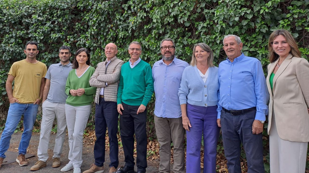 El nou president de l'EMD, Josep Maria Riba, al centre de la imatge (amb el jersei verd) / Foto: Cedida