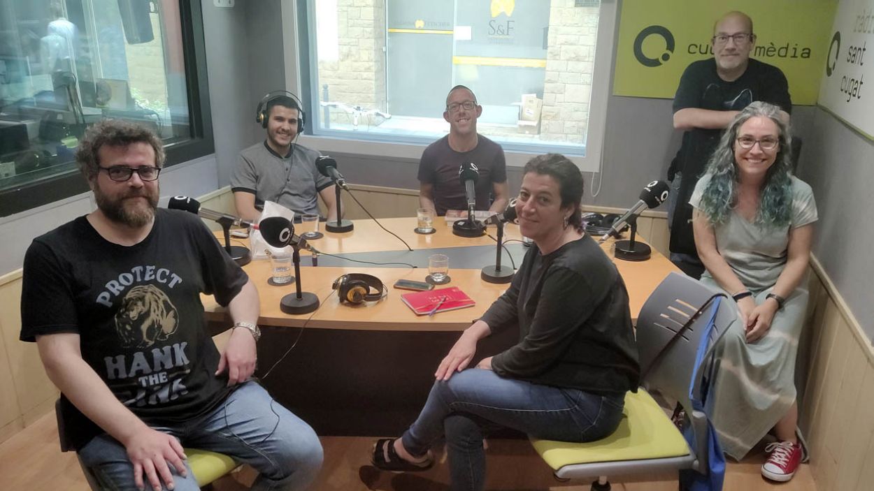 David Oliva, Sergi Martí, Xavier Alzina, Mont Soler, Pablo Giménez i Jèssica Sotodosos a l'estudi 1 de Ràdio Sant Cugat/ Foto: Cugat Mèdia
