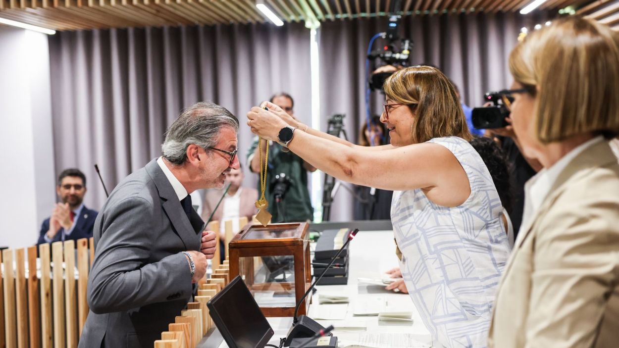 Josep Maria Valls rep la medalla d'alcalde de mans de la regidora del PSC Pilar Gorina