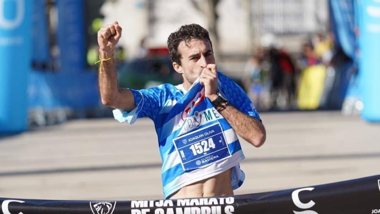 El corredor Pepe Daz creuant com a primer classificat la mitja marat de Cambrils / Foto: cedida