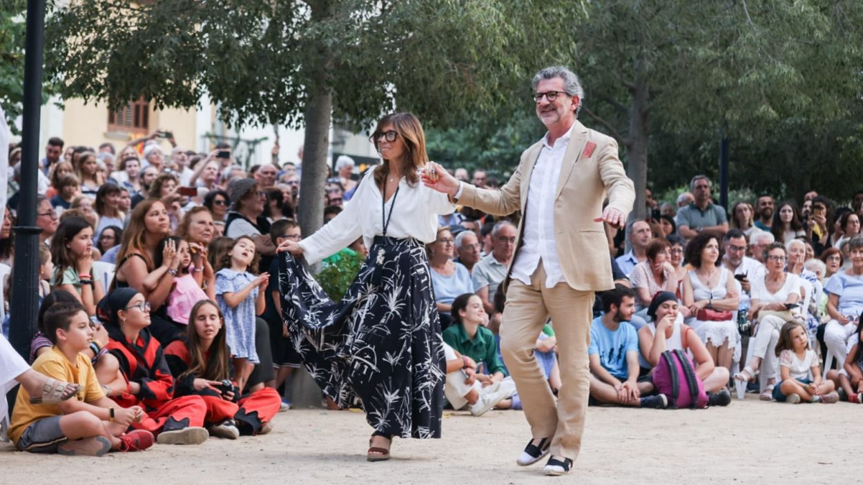 L'alcalde, Josep Maria Valls, i la seva parella, Mireia Fons, ballant el 'Paga-li, Joan'