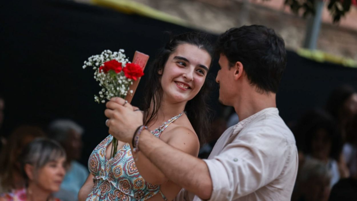 Una parella es mira durant el ball del 'Paga-li, Joan' d'aquesta Festa Major / Foto: Ajuntament