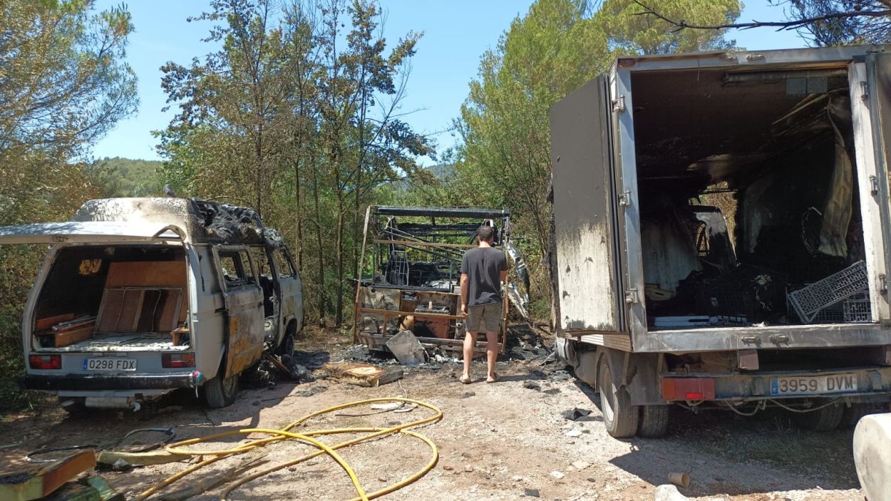 Els tres vehicles cremats a l'incendi de la Rural de Collserola / Foto: Cugat Mèdia
