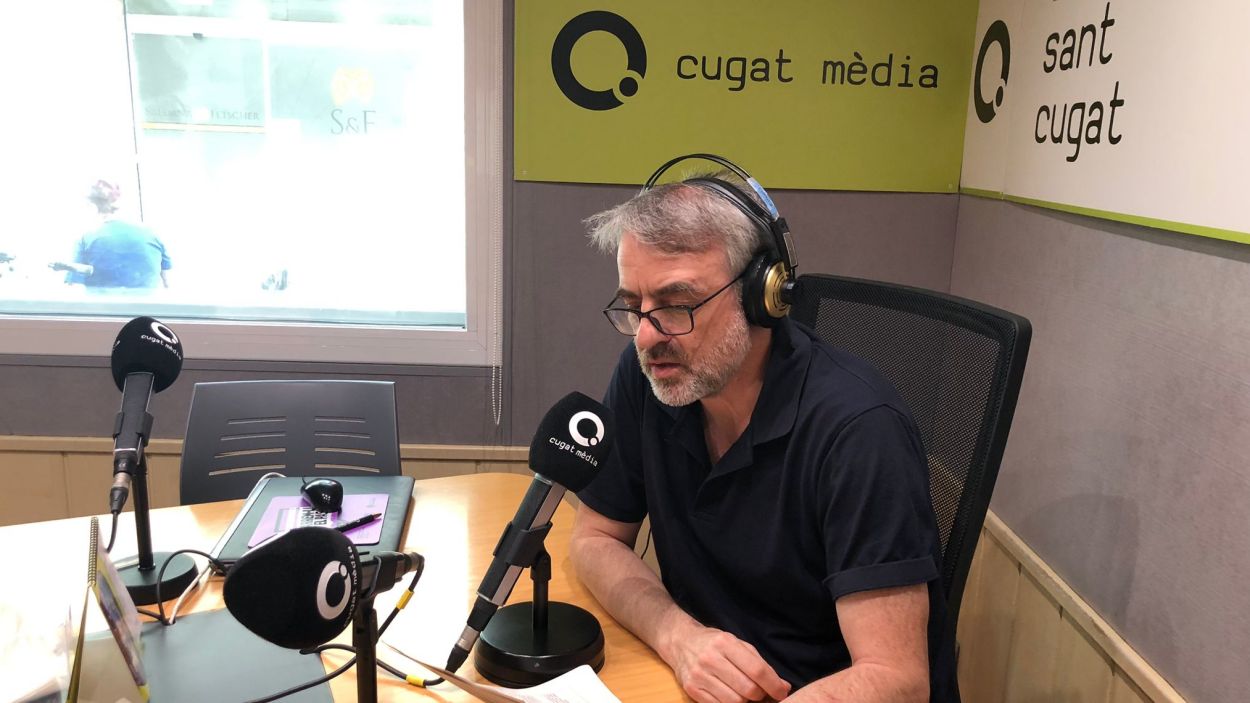 Josep Azemà presenta l'espai mensual a Ràdio Sant Cugat/ Foto: Servei local de català