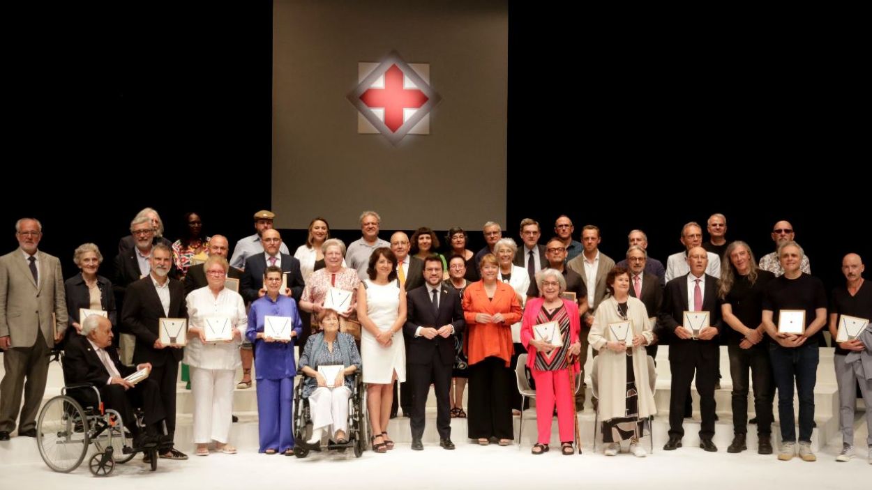 Foto de famlia dels distingits amb la Creu de Sant Jordi amb Vicki Bernadet (de blau) a primera fila a l'esquerra de la imatge 