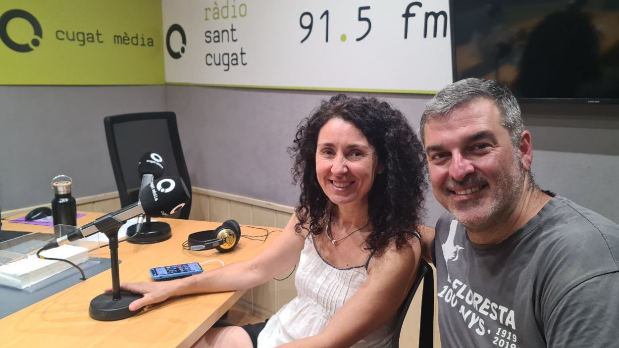 Carola Alegre i Xavier Tercero, membres del Senglar Cultural, a l'estudi 1 de Rdio Sant Cugat durant l'entrevista