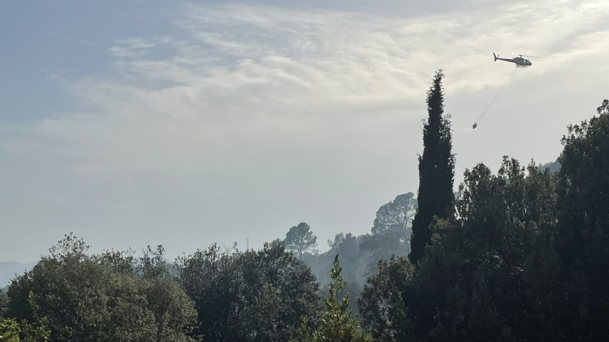 La columna de fum i el treball dels Bombers es veu des de Valldoreix i la Floresta / Foto: Cedida
