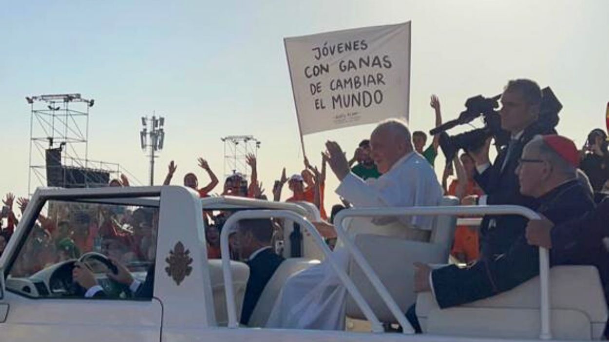 El Papa Francesc saludant amb un cartell de fons de joves santcugatencs/ Foto: Cedida