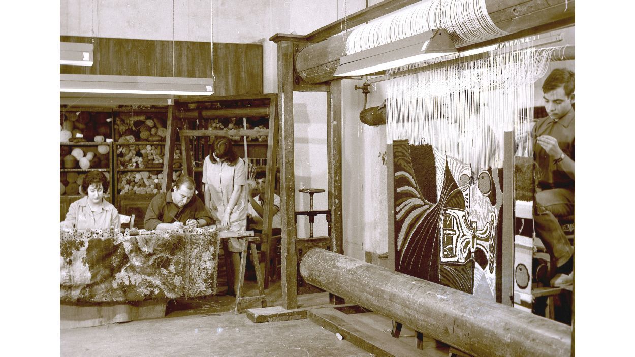 Treball del taps de Picasso a la Casa Aymat de Sant Cugat / Foto: Eduard Bros (Arxiu histric de Terrassa)