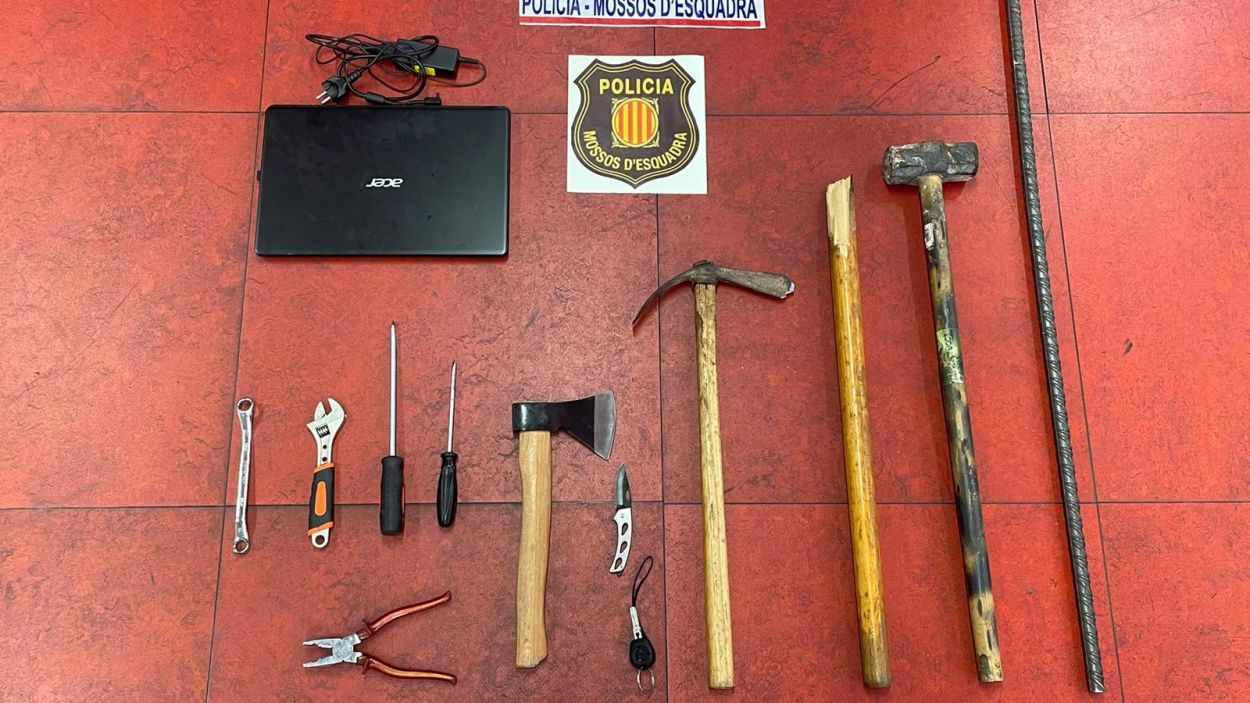 Els mossos van localitzar diverses eines, com ara un pic, una destral o una barra de ferro / Foto: Mossos