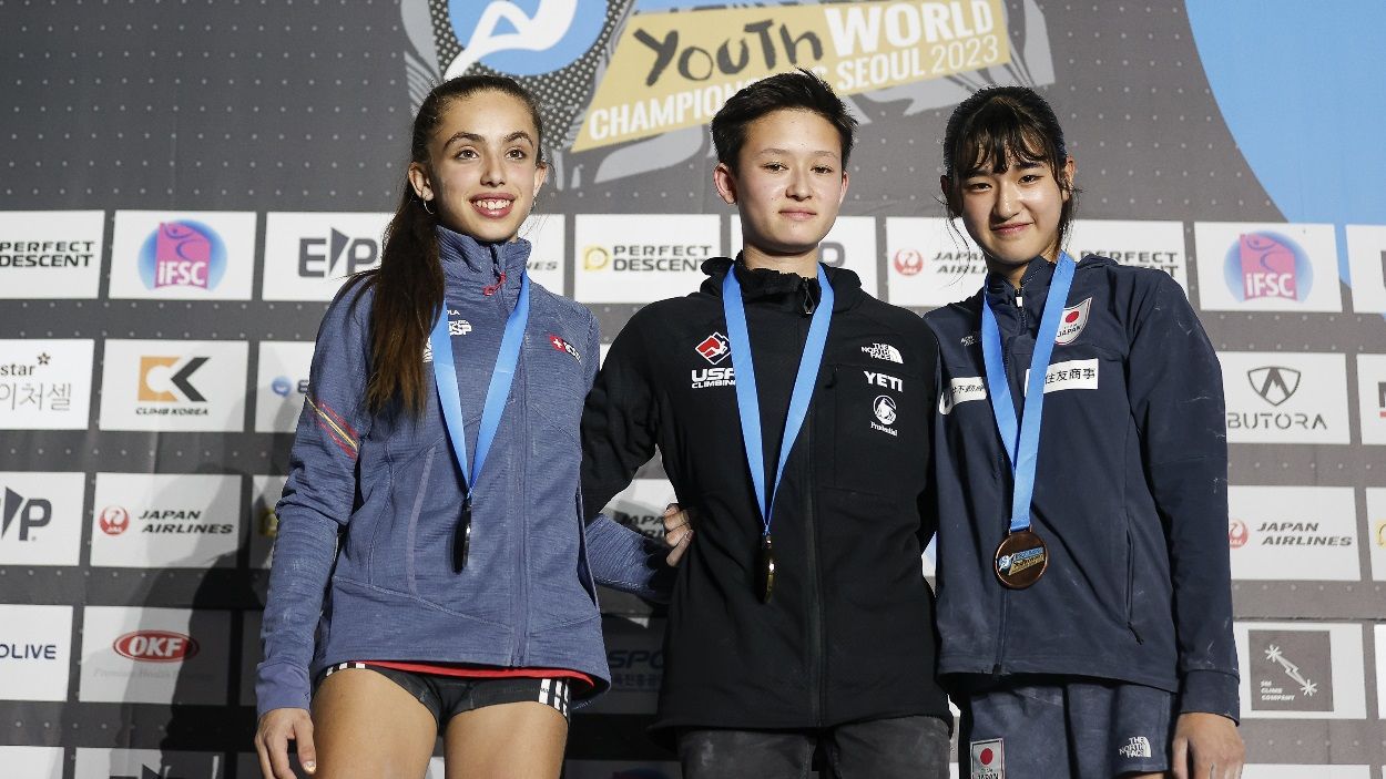 Geila Macià, a l'esquerra, celebrant la plata i el segon podi al mundial juvenil de Seül / Foto: Dimitris Tosidis - IFSC