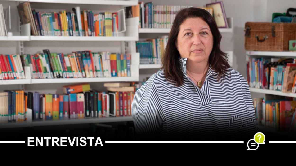 Carme Ardid, nova regidora d'Educació, durant l'entrevista a la biblioteca de l'escola Pins del Vallès / Cugat Mèdia (Lluís Llebot)