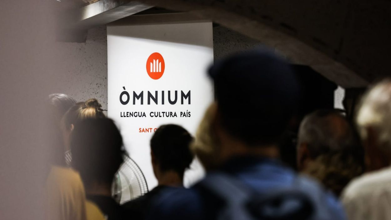 Unes 150 persones han acudit a la inauguració del nou local d'Òmnium / Foto: Cugat Mèdia