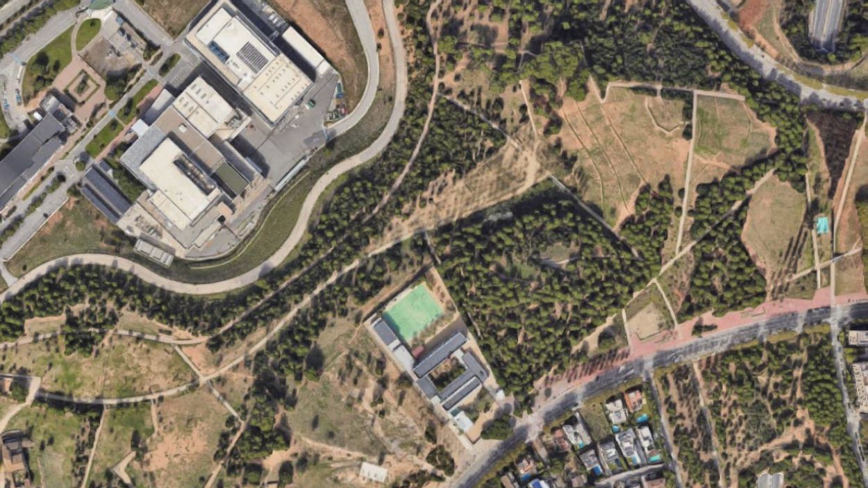 Vista aria de la zona on hi ha els terrenys reservats per ubicar l'escola d'educaci especial, al costat de l'escola Tur de Can Mates / Foto: Google Maps