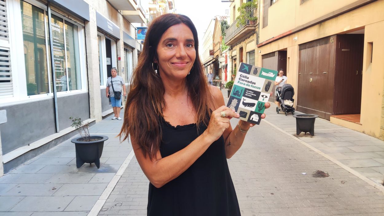 La santcugatenca Cèlia Cernadas amb el seu primer llibre / Foto: Cugat Mèdia