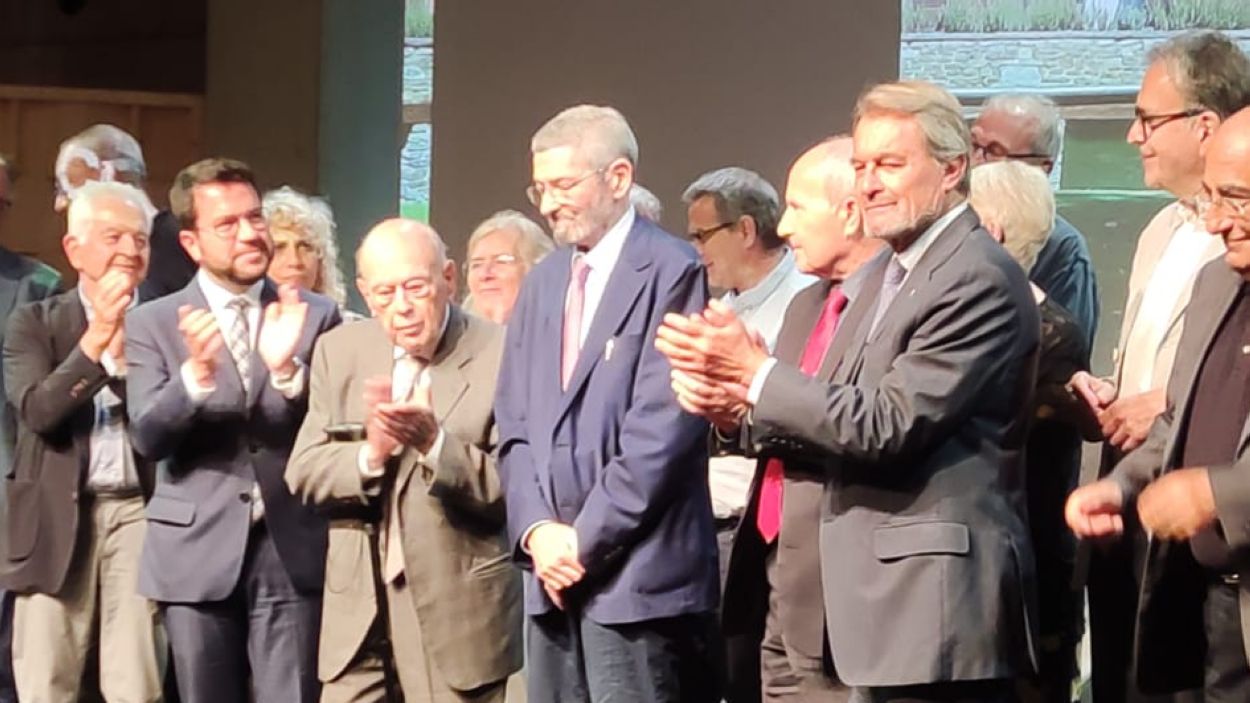 Joan B. Culla envoltat dels presidents de la Generalitat Aragonès, Pujol, Montilla i Mas en l'acte d'homenatge del diari 'Ara' / Foto: Cugat Mèdia