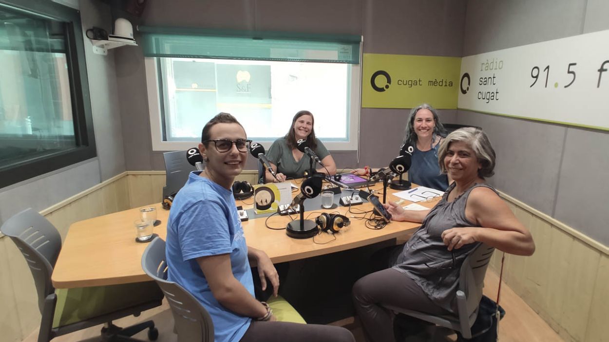Clara Ayats, Mercè Andrés, Jèssica Sotodosos i Berta Gonzàlez a l'estudi 1 de Ràdio Sant Cugat/Foto: Cugat Mèdia